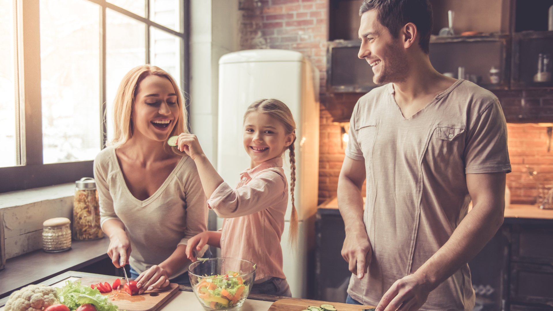 Una famiglia prepara il pranzo nella propria cucina