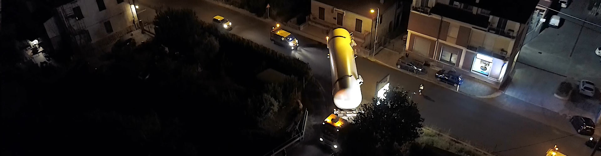 Il deposito Lunigas illuminato di sera